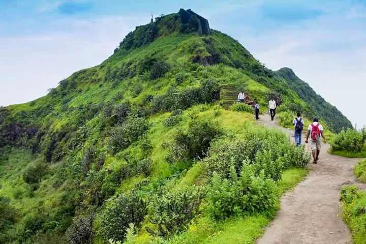 The twin-terraced hill of Purandar Fort with its machi walls and the Vajragad ridge behind